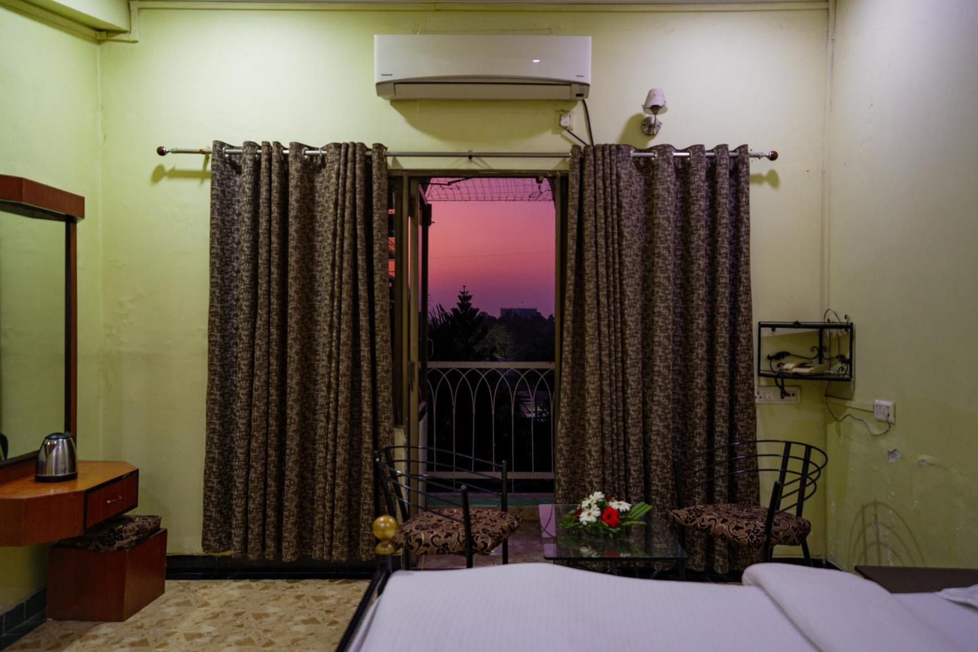 Hotel Girdhar Mahal Indore Dış mekan fotoğraf